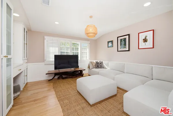 $8,500 | 22428 Victory Boulevard, Woodland Hills, CA 91367