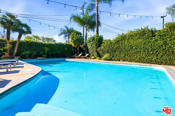 $8,500 | 22428 Victory Boulevard, Woodland Hills, CA 91367