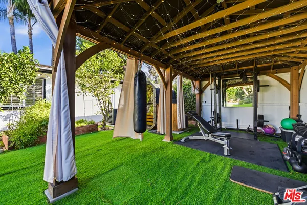 $8,500 | 22428 Victory Boulevard, Woodland Hills, CA 91367