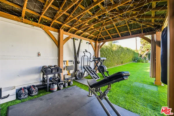 $8,500 | 22428 Victory Boulevard, Woodland Hills, CA 91367