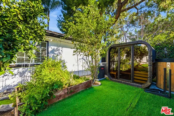 $8,500 | 22428 Victory Boulevard, Woodland Hills, CA 91367