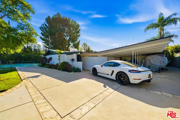 $8,500 | 22428 Victory Boulevard, Woodland Hills, CA 91367