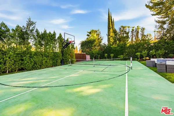 $8,500 | 22428 Victory Boulevard, Woodland Hills, CA 91367