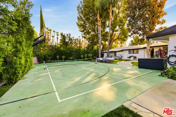 $8,500 | 22428 Victory Boulevard, Woodland Hills, CA 91367