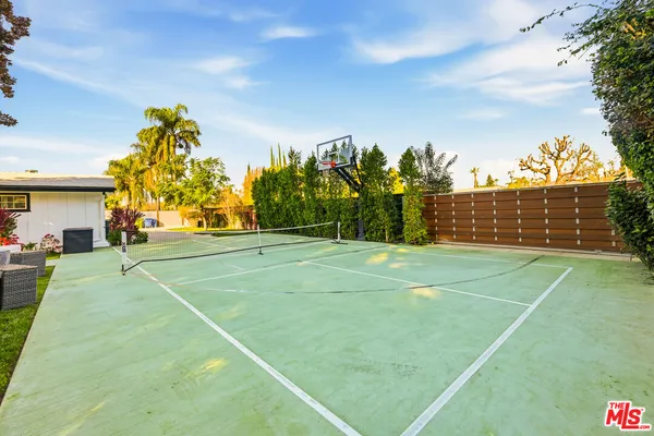 $8,500 | 22428 Victory Boulevard, Woodland Hills, CA 91367