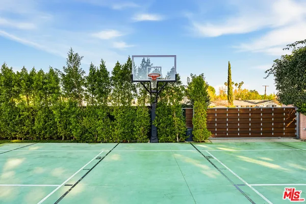 $8,500 | 22428 Victory Boulevard, Woodland Hills, CA 91367