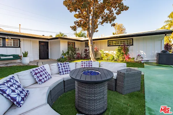 $8,500 | 22428 Victory Boulevard, Woodland Hills, CA 91367