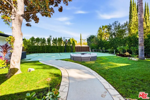 $8,500 | 22428 Victory Boulevard, Woodland Hills, CA 91367