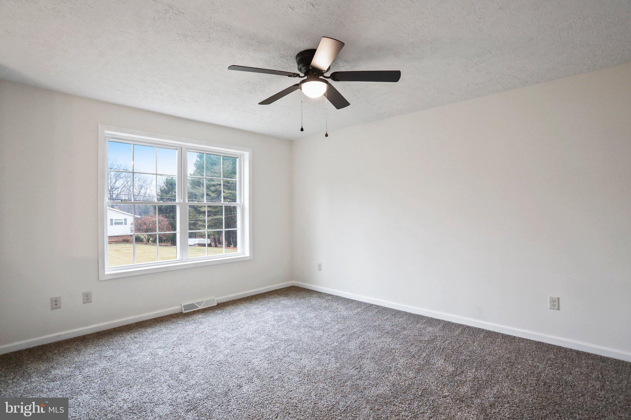 794 Forest Road Chambersburg, PA 17202 - Photo 6 of 33 living room