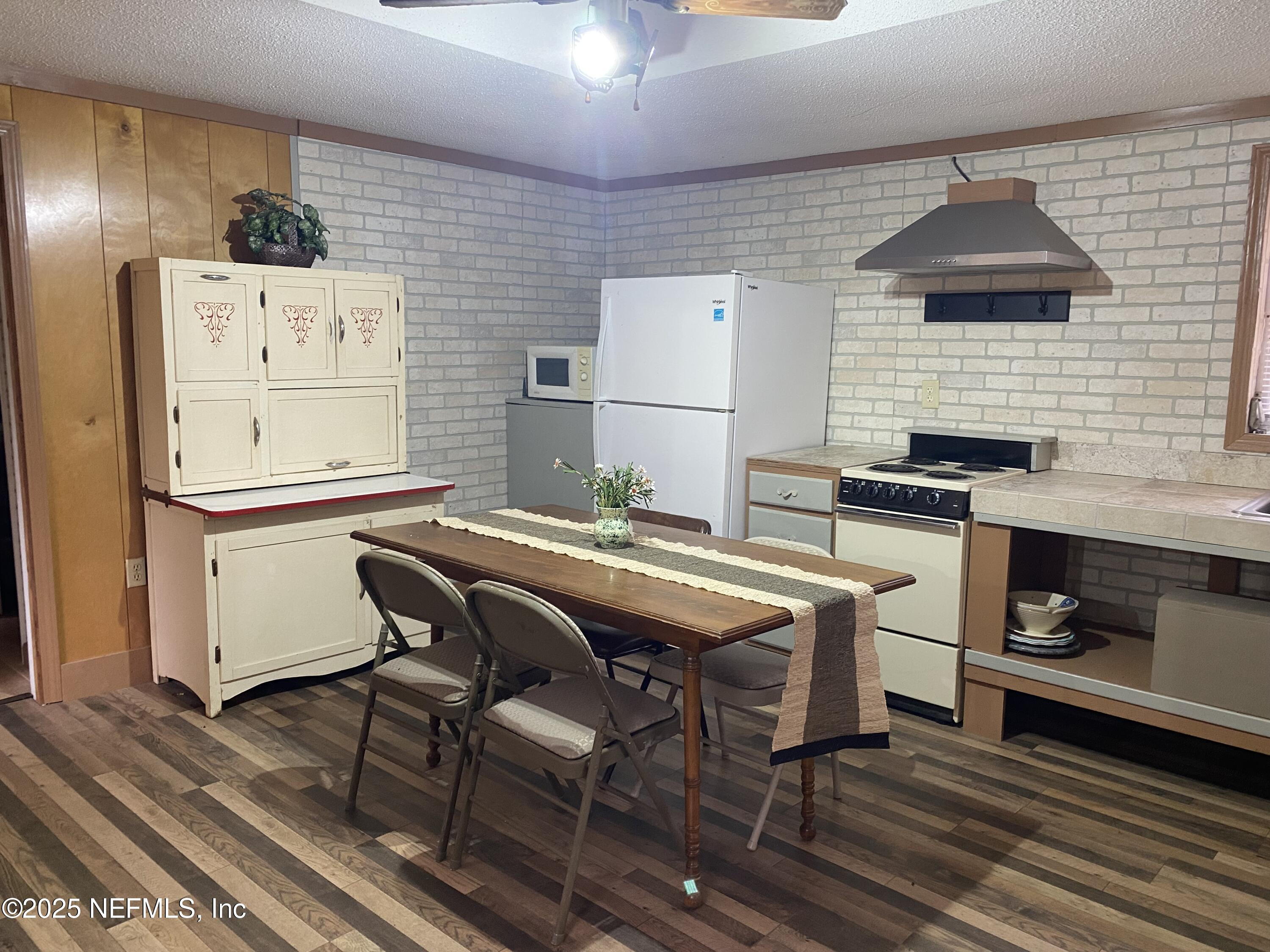 8093 Breezy Point Road East Keystone Heights, FL 32656 - Photo 28 of 35 KITCHEN IN 2ND COTTAGE