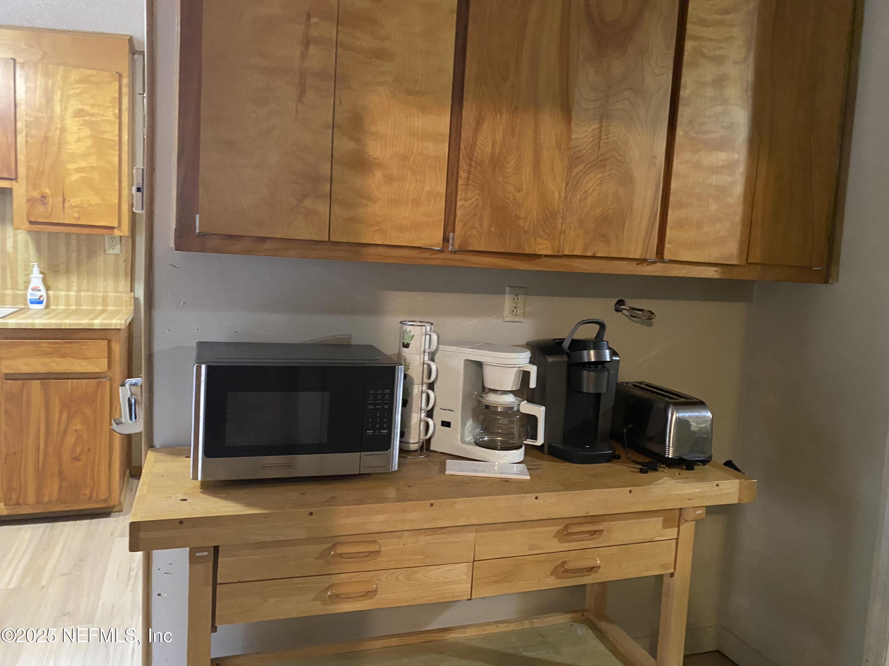 8093 Breezy Point Road East Keystone Heights, FL 32656 - Photo 10 of 35 COFFEE BAR AREA IN COTTAGE 1