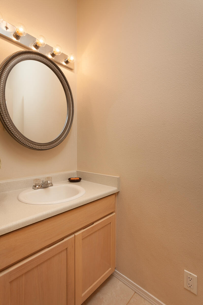 646 Raven Road Central Point, OR 97502 - Photo 42 of 74 a bathroom with a sink and a mirror