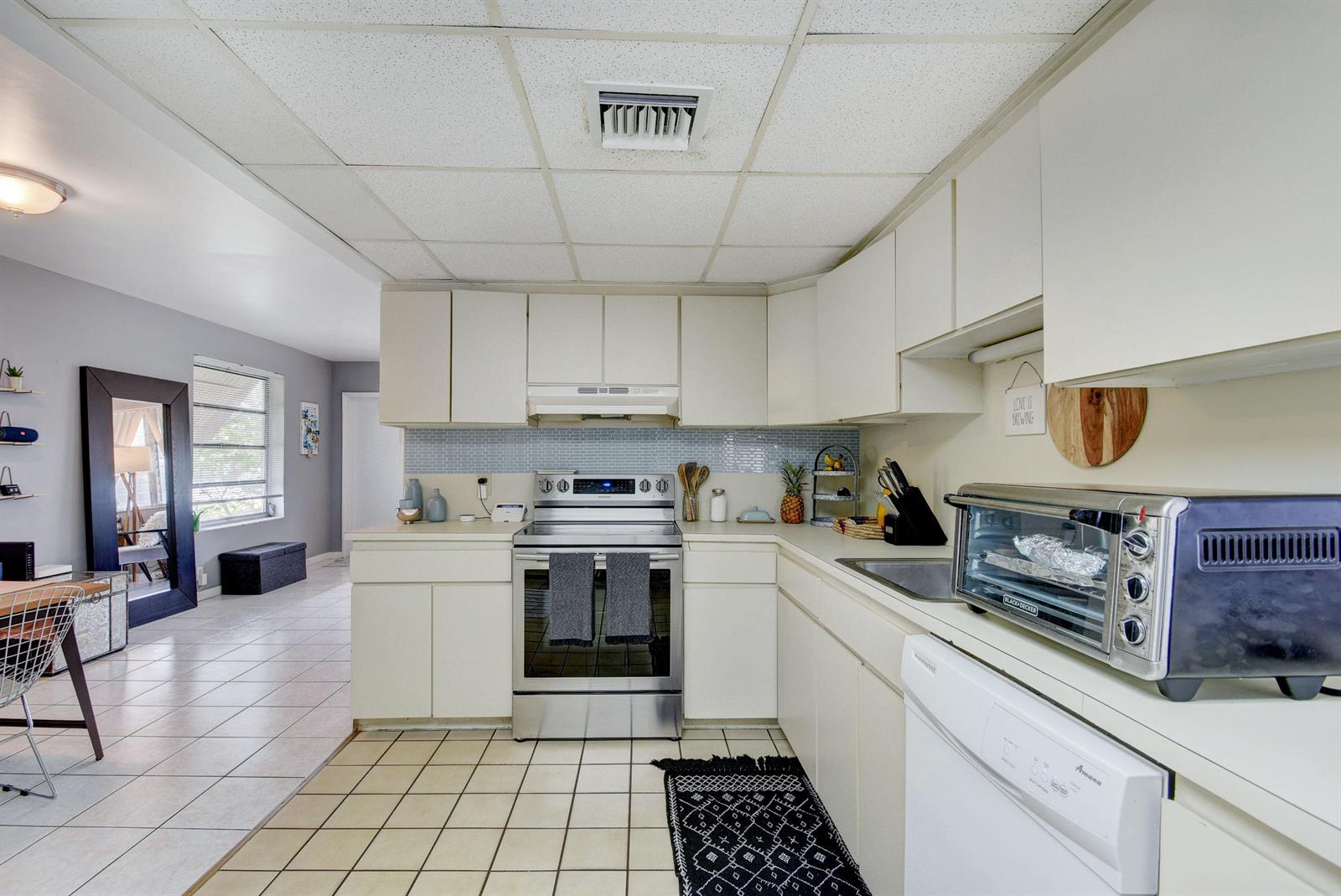 54 Tortuga Road Palm Springs, FL 33461 - Photo 9 of 26