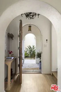 $2,699,000 | 6258 Warner Drive, Los Angeles, CA 90048