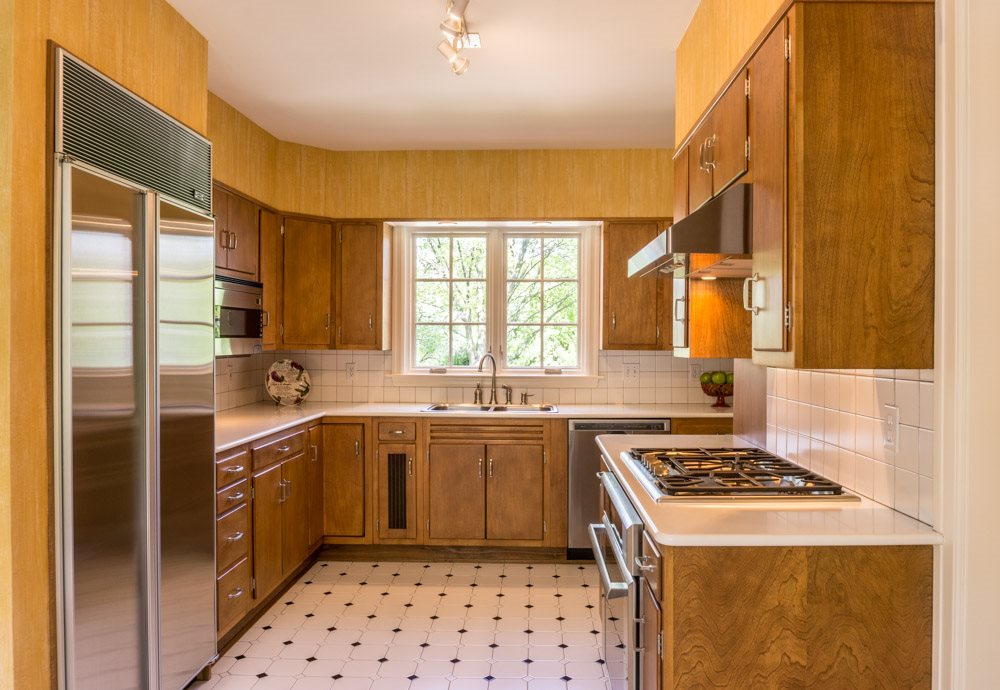3624 Brookview Road Rockford, IL 61107 - Photo 3 of 25 a kitchen with a stove a sink and a refrigerator