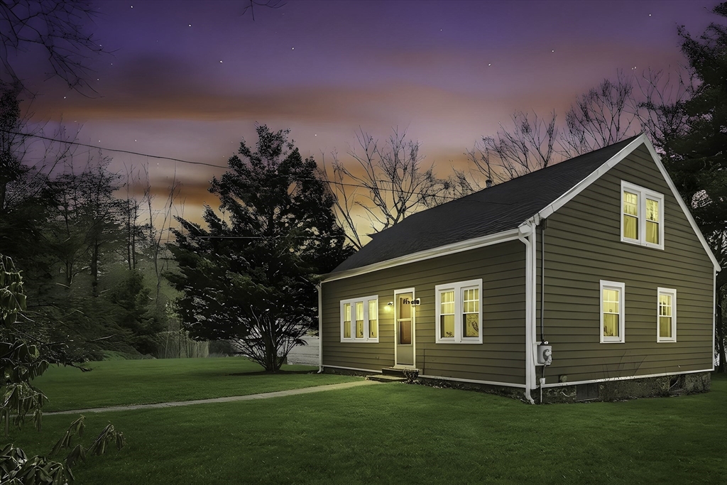 a view of a house with backyard and garden
