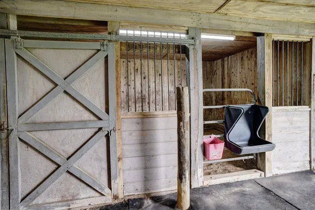 a view of entryway with outdoor area
