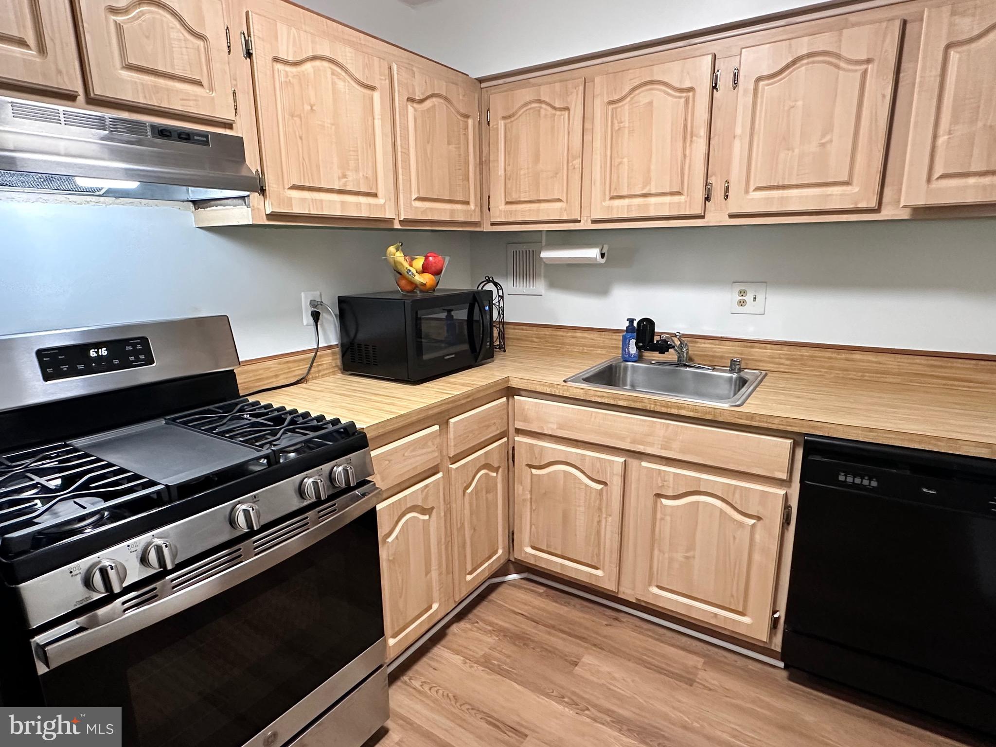 2626 Fort Farnsworth Road, Unit 200 Alexandria, VA 22303 - Photo 7 of 15 Kitchen