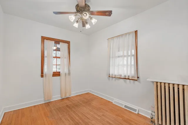 a view of a livingroom with a ceiling fan
