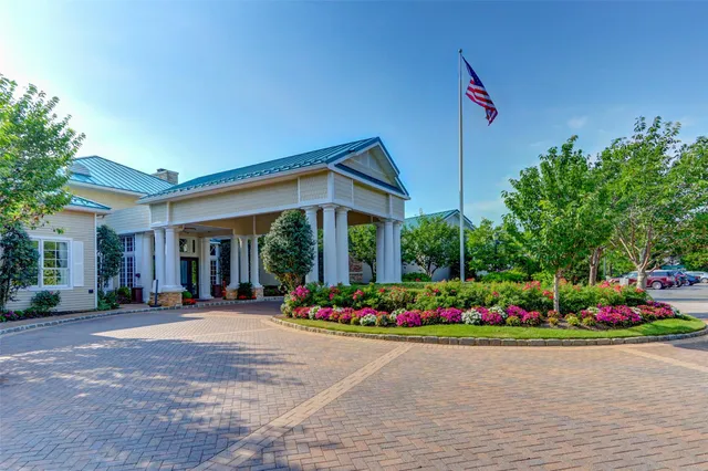 $749,900 | 67 Carriage Lane, Plainview, NY 11803