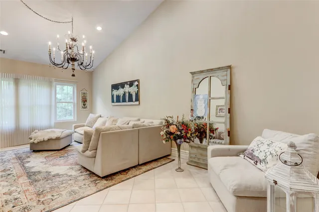 $749,900 | 67 Carriage Lane, Plainview, NY 11803