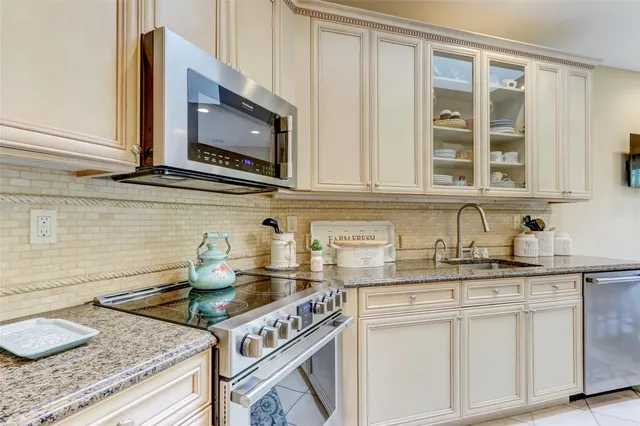 $749,900 | 67 Carriage Lane, Plainview, NY 11803