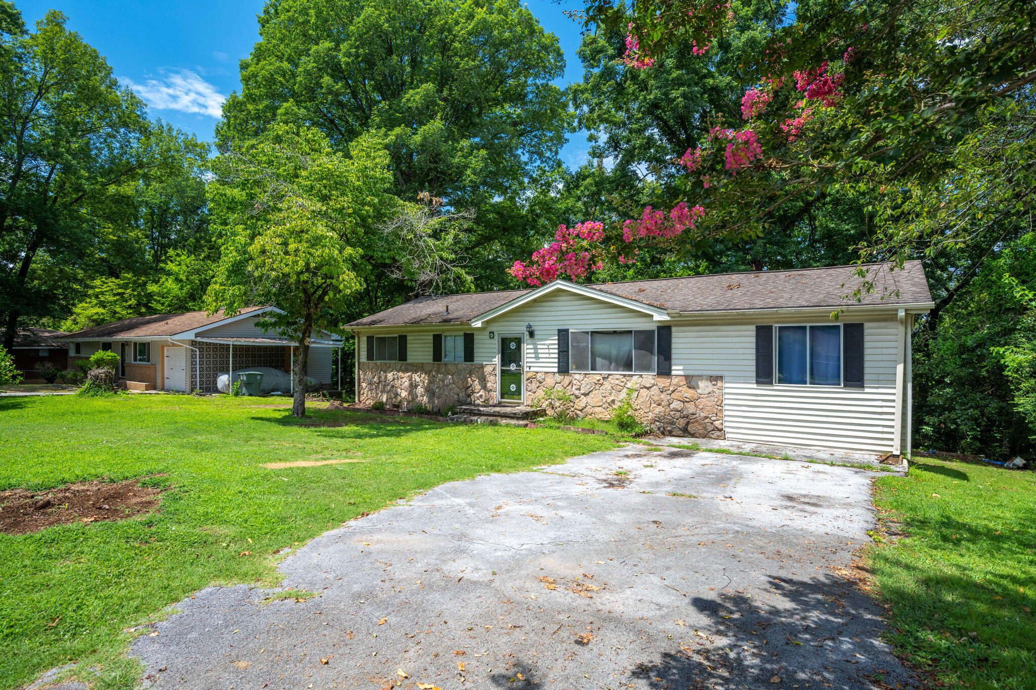 7635 Austin Drive Chattanooga, TN 37416 - Photo 2 of 24 2-web-or-mls-DSC_7554