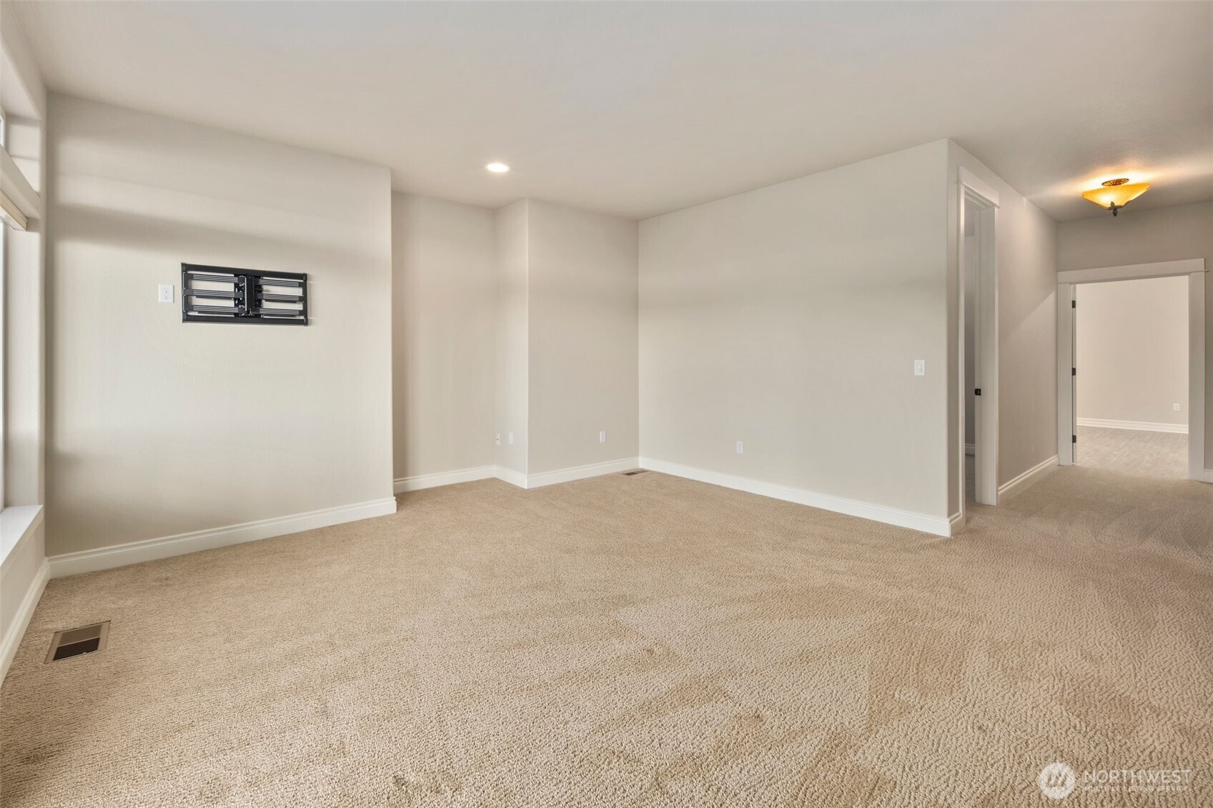 3224 Overlook Loop Ilwaco, WA 98624 - Photo 23 of 38 a view of an empty room