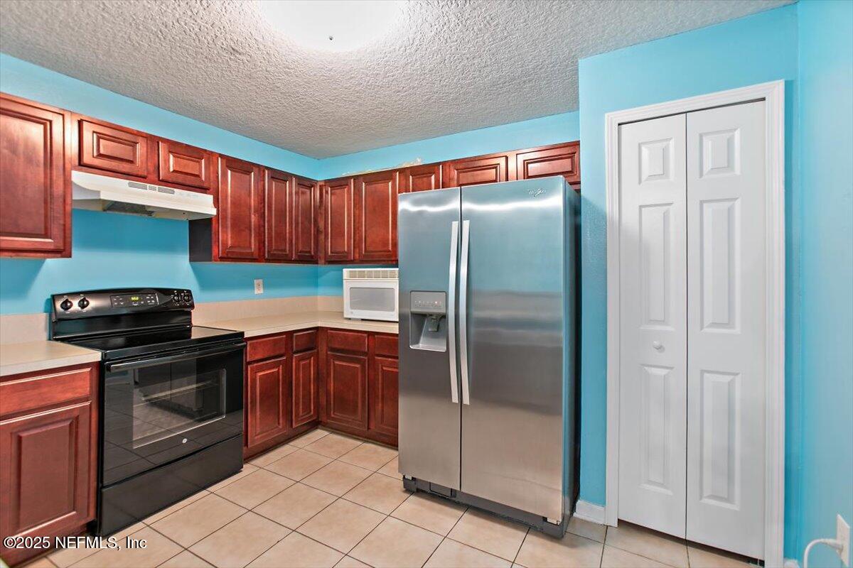 7920 Merrill Road, Unit 915 Jacksonville, FL 32277 - Photo 2 of 13 02-Kitchen