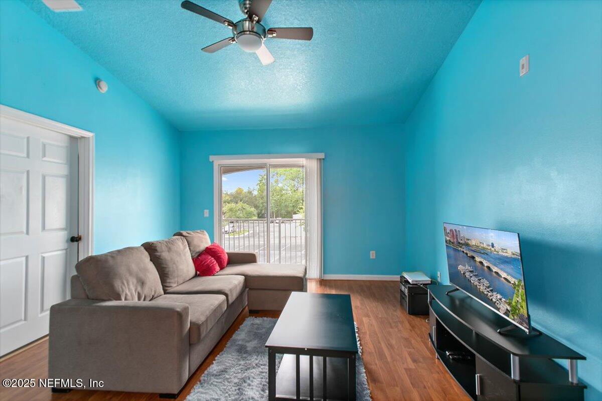 7920 Merrill Road, Unit 915 Jacksonville, FL 32277 - Photo 4 of 13 04-Living Room