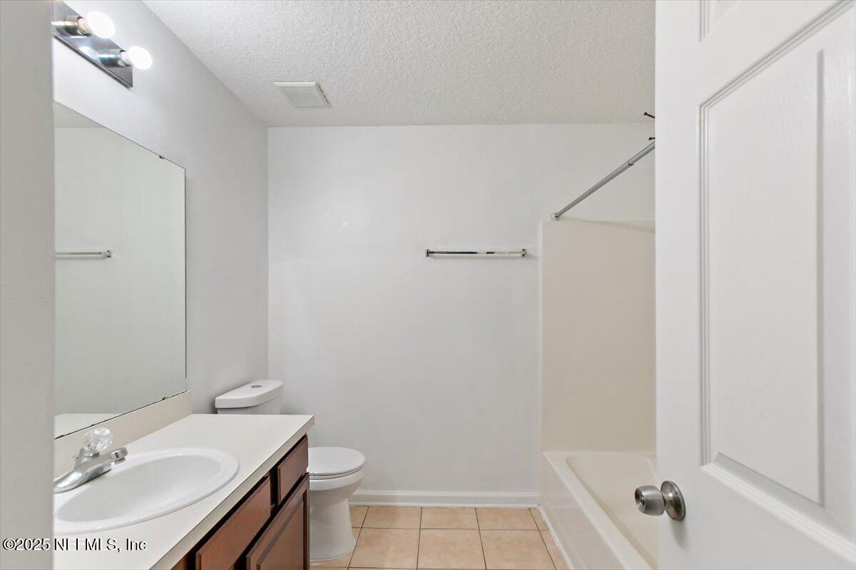 7920 Merrill Road, Unit 915 Jacksonville, FL 32277 - Photo 8 of 13 08-Bathroom