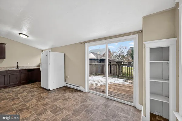 a view of entryway with workspace