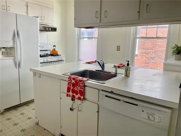 $2,850 | 389 Lloyd Avenue, Unit 1, Providence, RI 02906