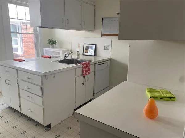 $2,850 | 389 Lloyd Avenue, Unit 1, Providence, RI 02906