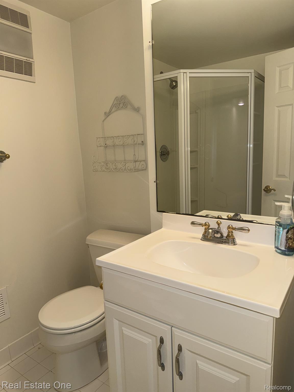 2963 Meadowbrook Drive Rochester, MI 48309 - Photo 38 of 48 2nd full bath,.jpeg