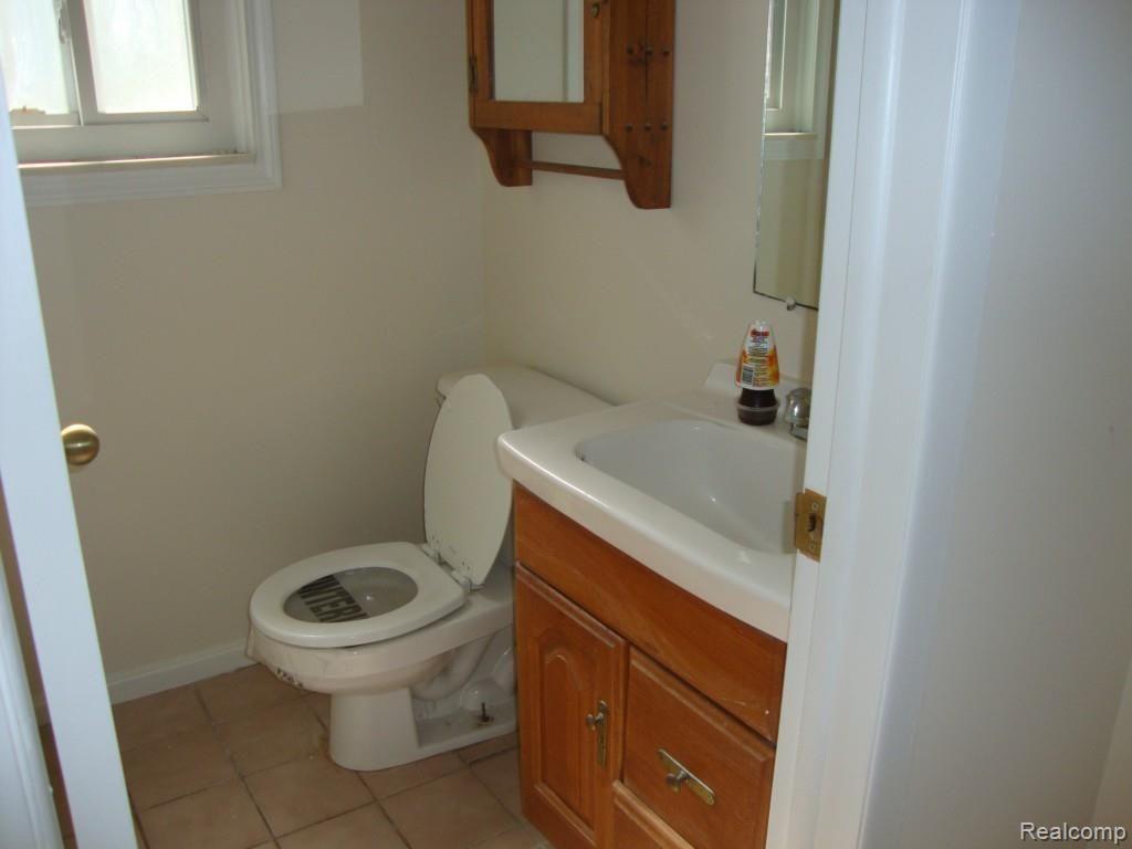 Main floor 1/2 bath