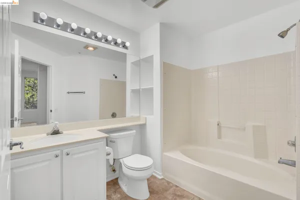 $499,000 | 220 Caldecott Lane, Unit 207, Oakland, CA 94618