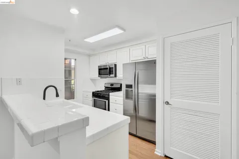 $499,000 | 220 Caldecott Lane, Unit 207, Oakland, CA 94618
