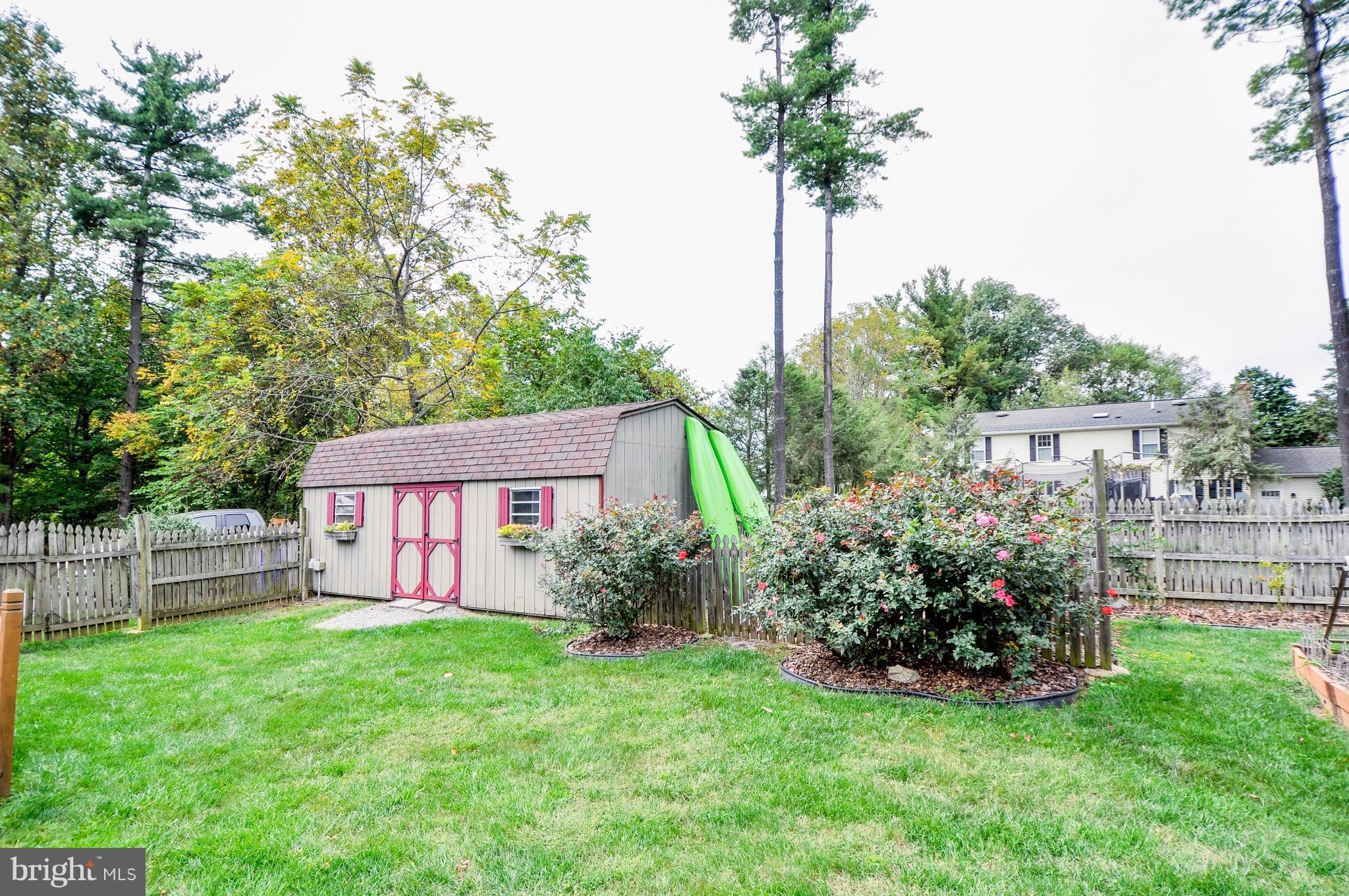 5502 Woodlyn Road Frederick, MD 21703 - Photo 4 of 30 a backyard of a house with lots of green space