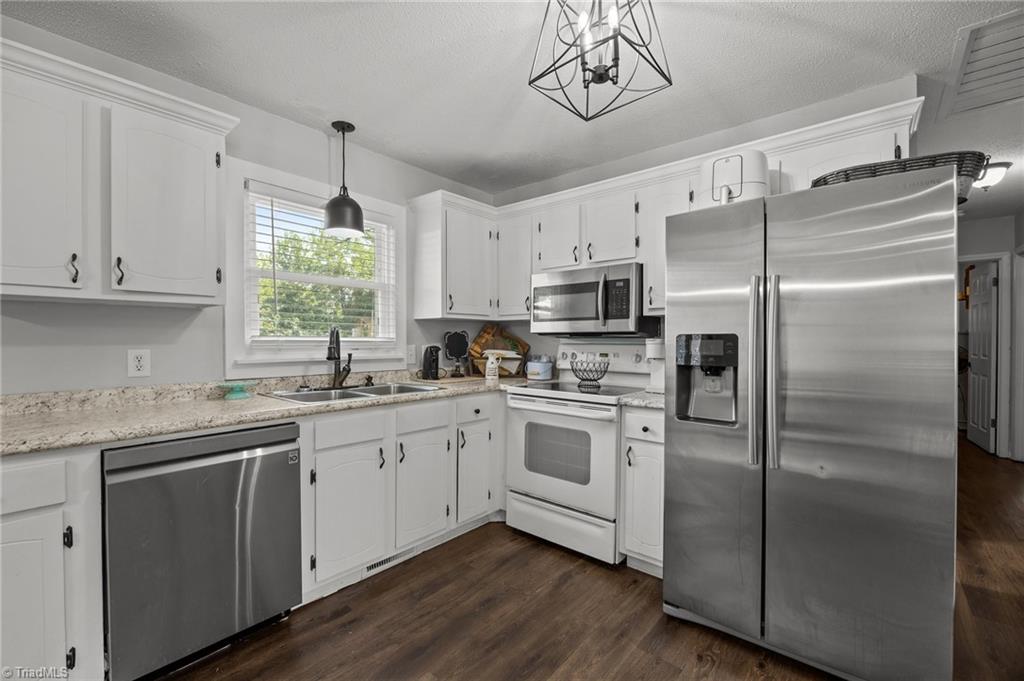 4402 Valley View Road Thomasville, NC 27360 - Photo 4 of 25