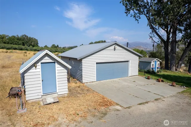 a view of a yard in front of house