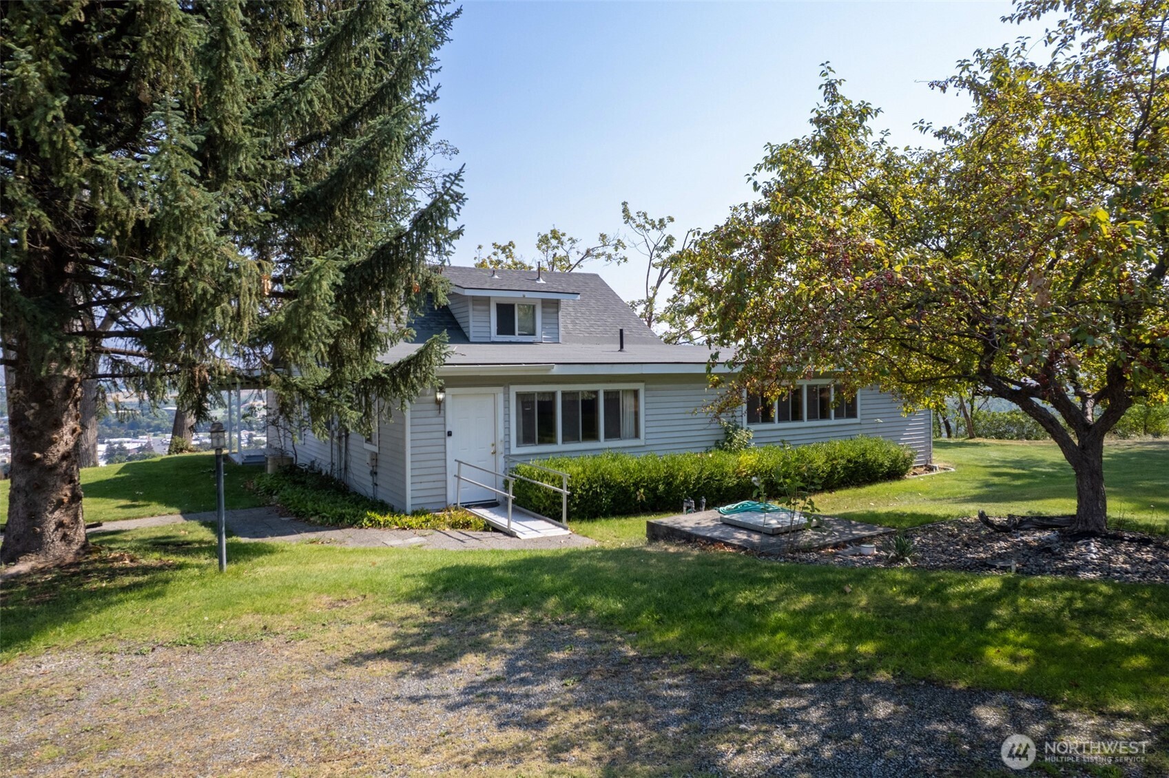 14 Dalton Road Omak, WA 98841 - Photo 33 of 37 a view of a yard in front of house