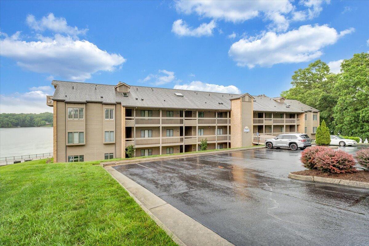 850 Gangplank Road, Unit 310 Moneta, VA 24121 - Photo 3 of 74 01-MIB00375