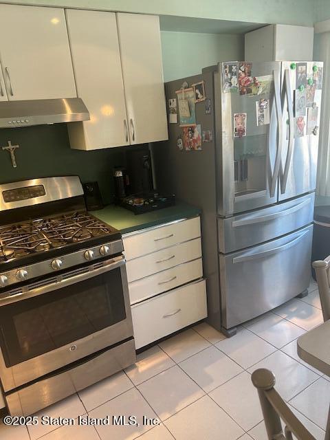 45 Daffodil Court Staten Island, NY 10312 - Photo 3 of 37 a kitchen with appliances and cabinets