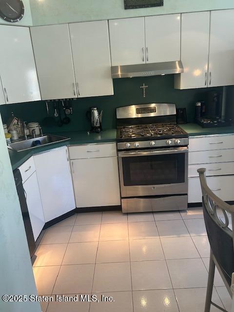 45 Daffodil Court Staten Island, NY 10312 - Photo 4 of 37 a kitchen with granite countertop a stove a sink a microwave and cabinets