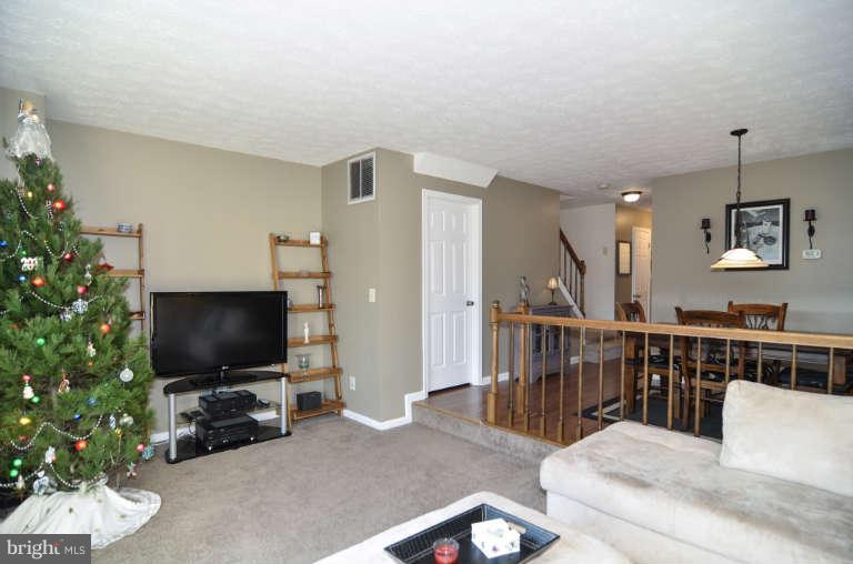 17 Powder View Court Baltimore, MD 21236 - Photo 10 of 23 Living Room