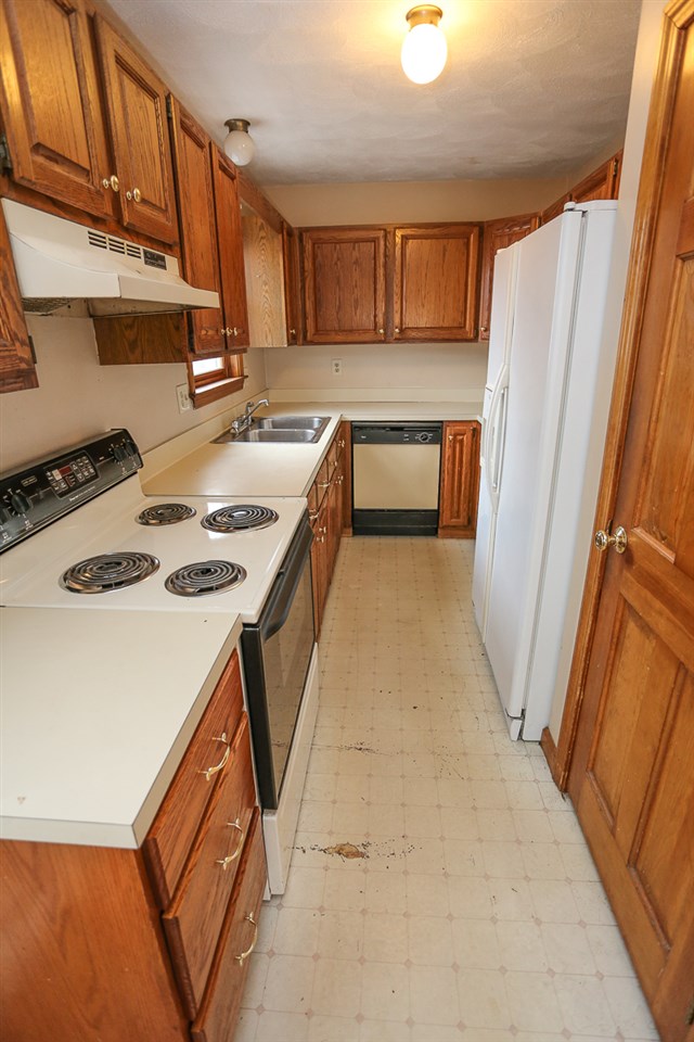 18 L Phillip Road Derry, NH 03038 - Photo 2 of 29