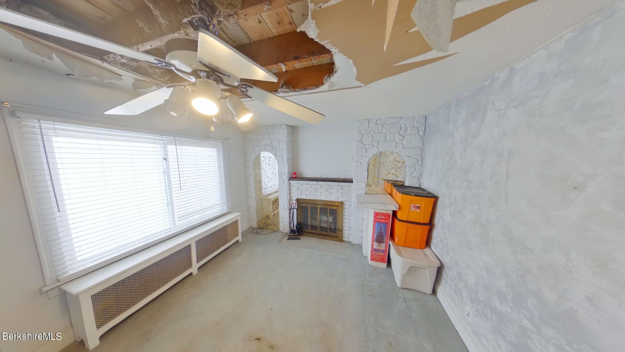 923 Holmes Road Pittsfield, MA 01201 - Photo 6 of 21 Liv Rm 1