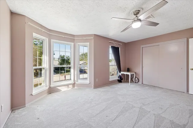 a view of livingroom with furniture and ceiling fan