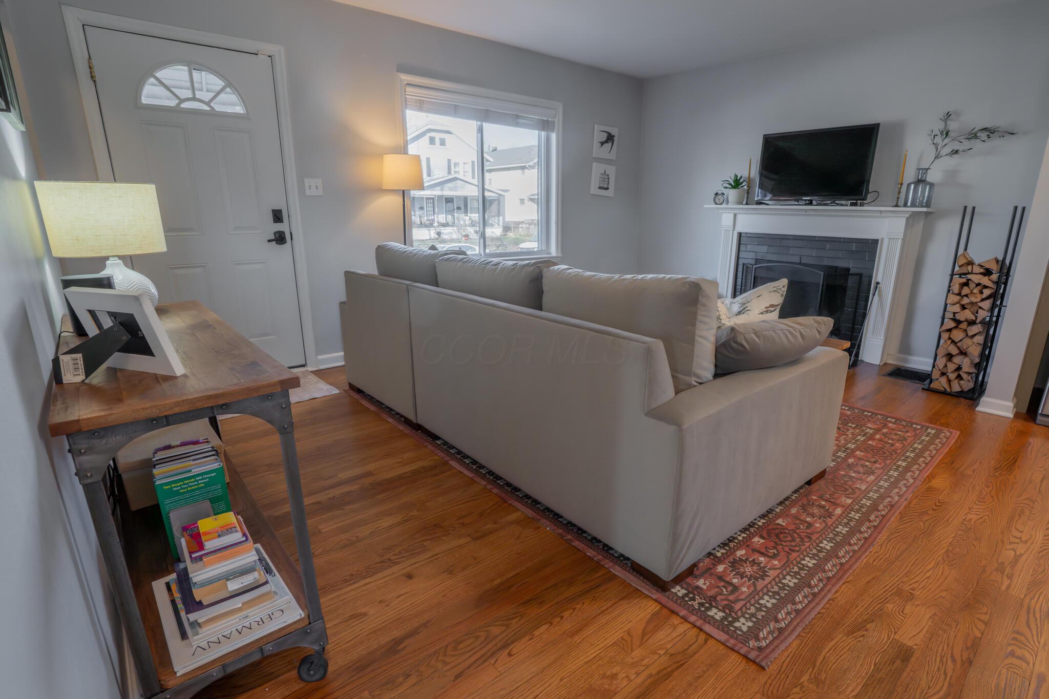 876 Thomas Road Columbus, OH 43212 - Photo 3 of 23 Lots of natural light in the living room